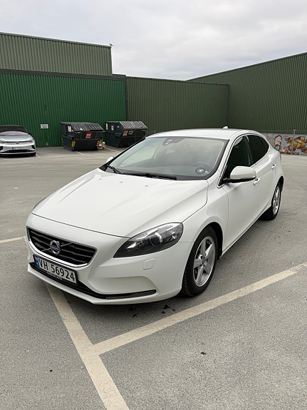 Volvo V40 2 of 5