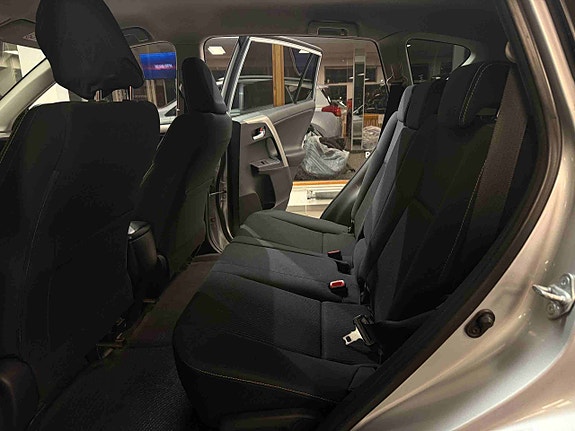 Toyota RAV4 6 of 19
