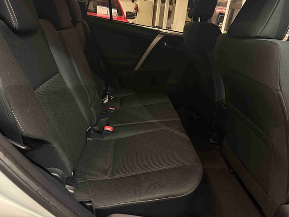 Toyota RAV4 9 of 19