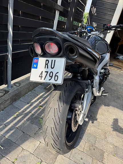 Suzuki GSR 600 2 of 5