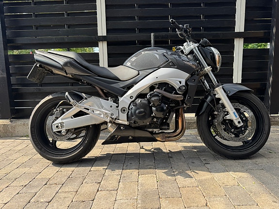 Suzuki GSR 600 3 of 5