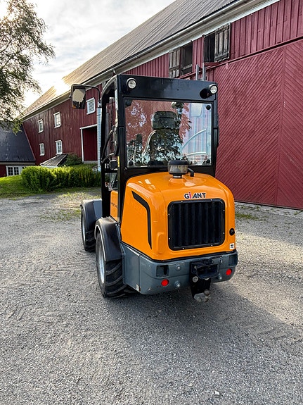 Giant V452T HD 3 of 5