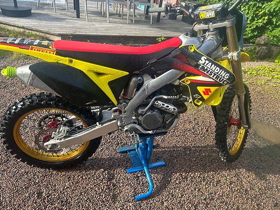 Suzuki RMZ250 2 of 4