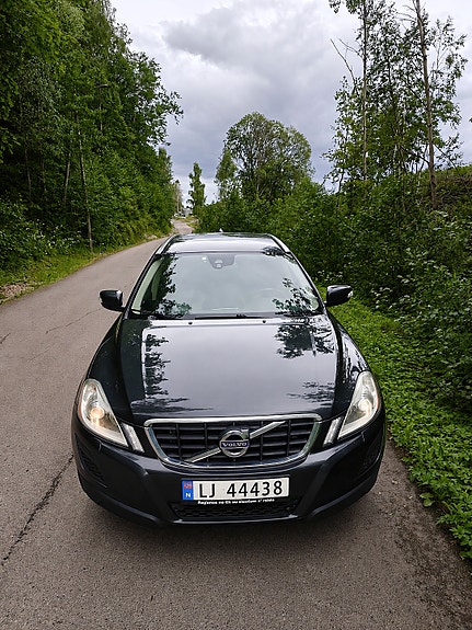 Volvo XC60 2 of 25