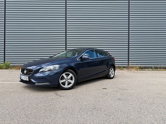 Volvo V40 2 of 5