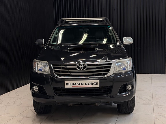 Toyota HiLux 2 of 5