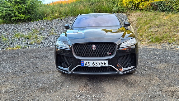 Jaguar F-PACE 4 of 5
