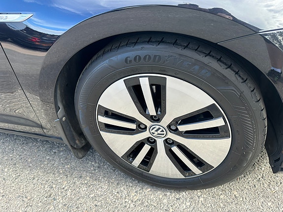 Volkswagen e-Golf VII 12 of 17