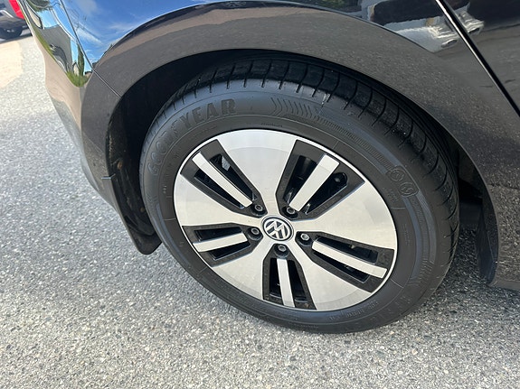 Volkswagen e-Golf VII 13 of 17