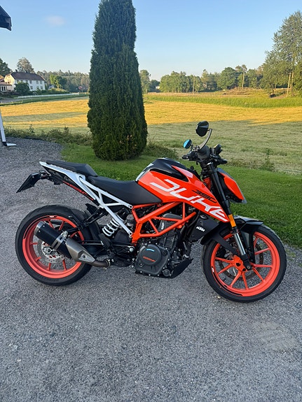 KTM 390 Duke 3 of 5