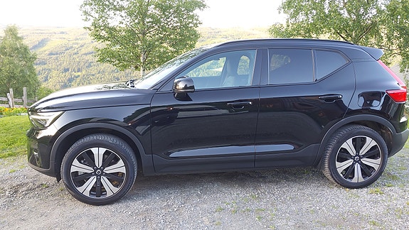 Volvo XC40 2 of 5