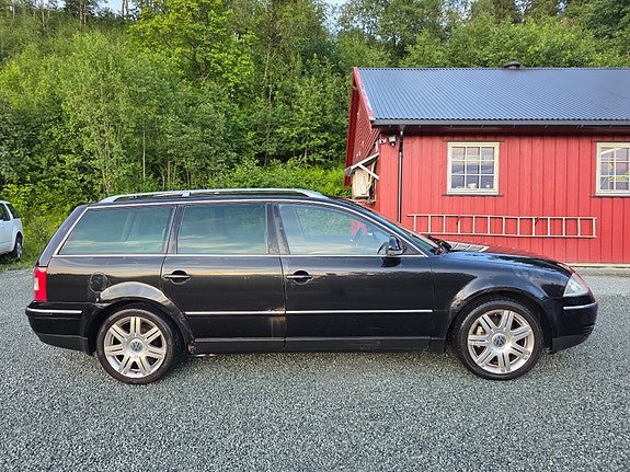 Volkswagen Passat 2 of 5