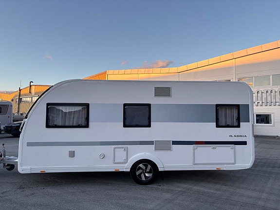 Adria Adora 502 UL 2 enkle senger / Flott sittegruppe i front / ALDE / GULVVARME / TV FESTE / 3 of 5