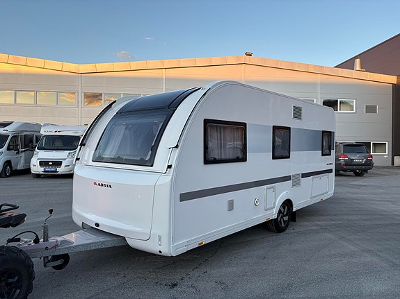 Adria Adora 502 UL 2 enkle senger / Flott sittegruppe i front / ALDE / GULVVARME / TV FESTE / 2 of 5