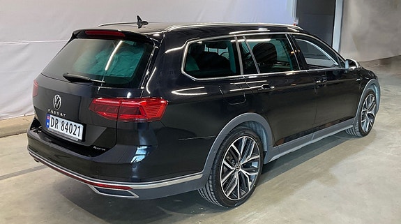 Volkswagen Passat Alltrack 3 of 5