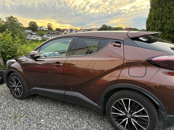 Toyota C-HR 2 of 5