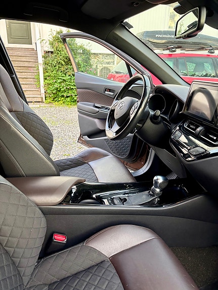 Toyota C-HR 4 of 5