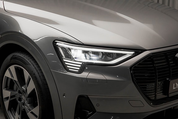 Audi e-tron 3 of 5