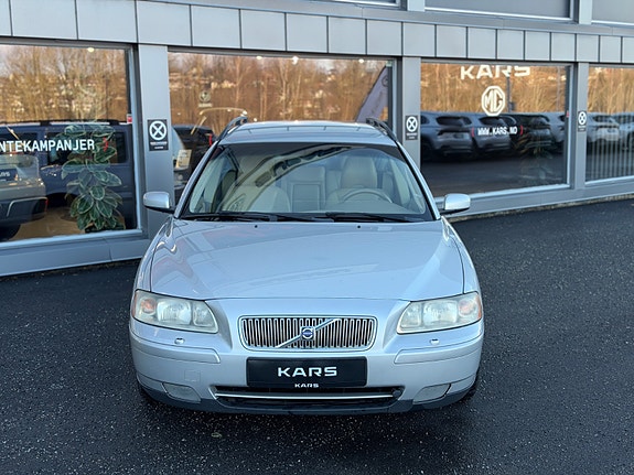 Volvo V70 3 of 5