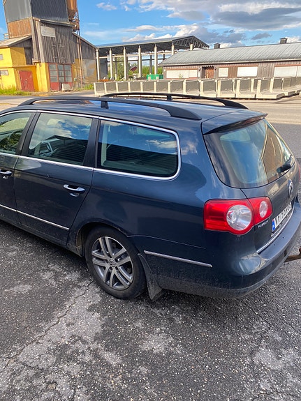 Volkswagen Passat 2 of 5