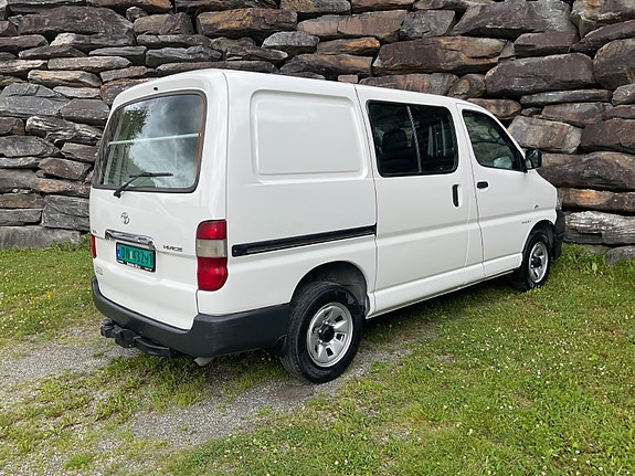 Toyota HiAce 2 of 5