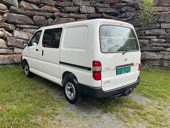 Toyota HiAce 3 of 5