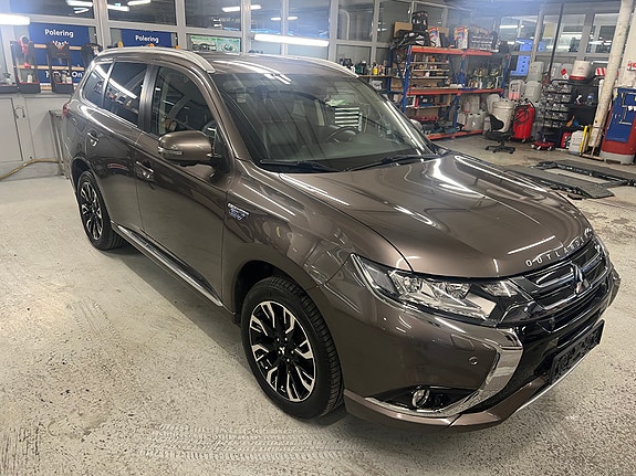 Mitsubishi Outlander 2 of 5