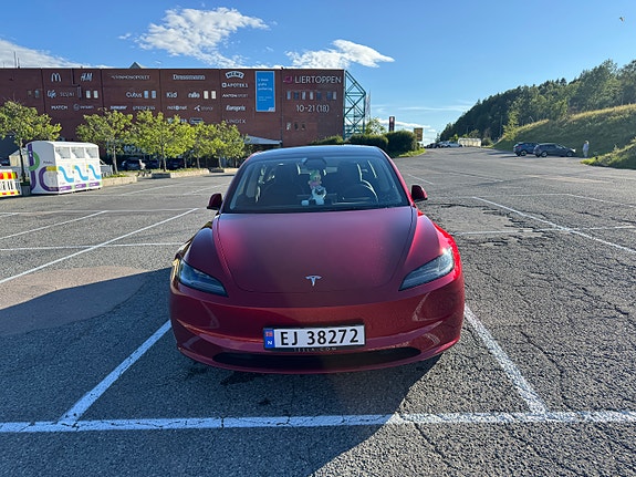 Tesla Model 3 4 of 5