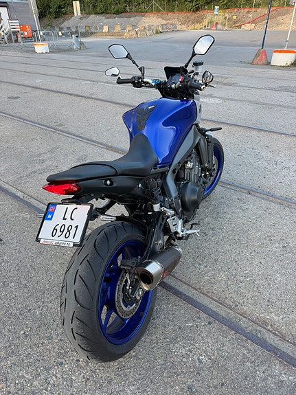 Yamaha MT-09 2 of 5