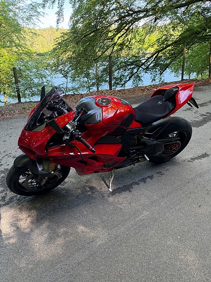 Ducati Panigale V4S 4 of 5