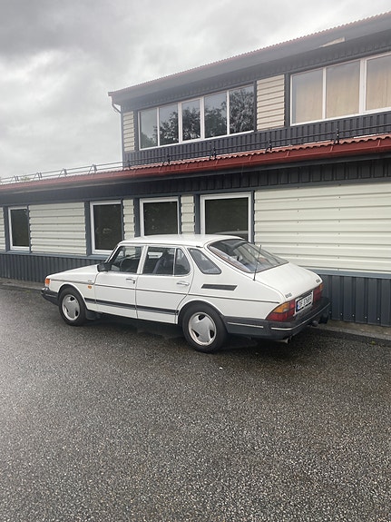 Saab 900 2 of 5