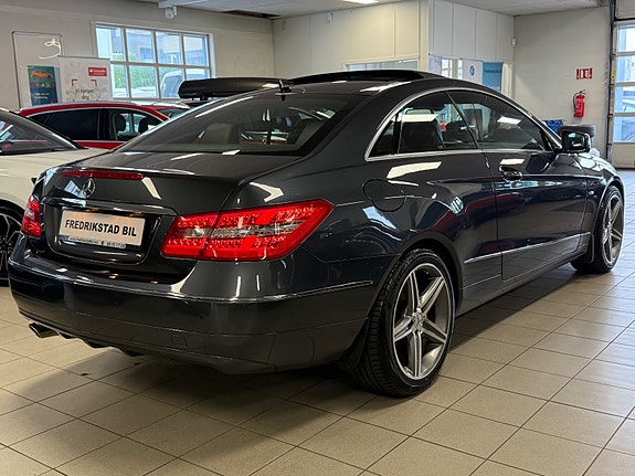 Mercedes-Benz E220 4 of 5