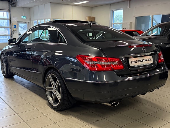 Mercedes-Benz E220 2 of 5