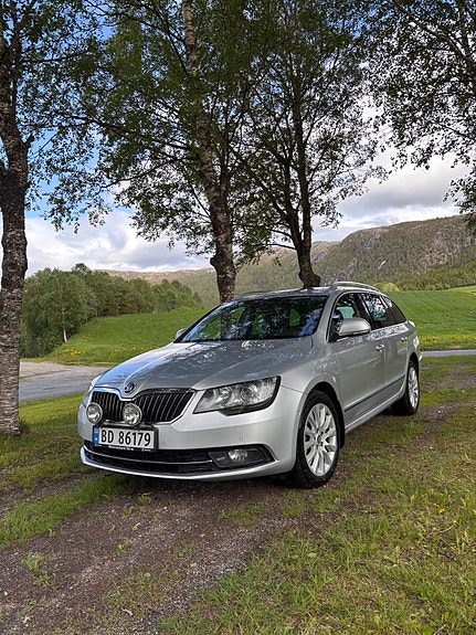 Skoda Superb 2 of 5
