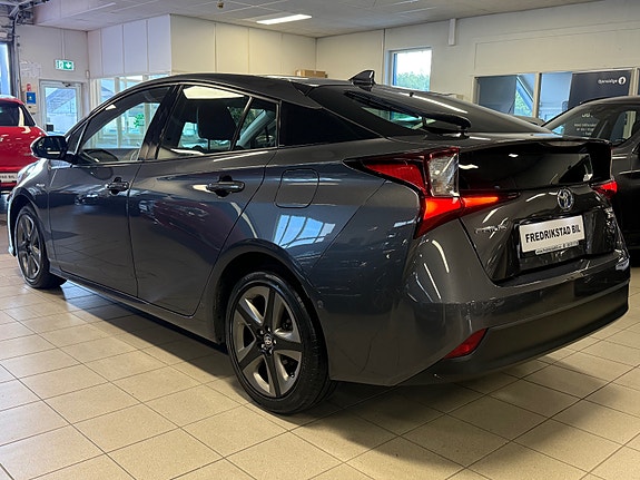 Toyota Prius 2 of 5