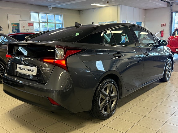 Toyota Prius 4 of 5