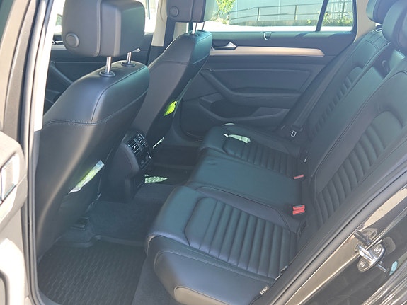 Volkswagen Passat 9 of 15