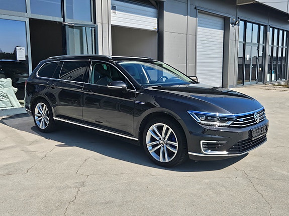 Volkswagen Passat 2 of 15