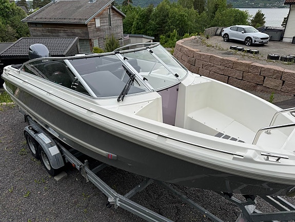 Strøken Ibiza 64BR Bowrider i Spesial Edition utgave. Kun 49 timer på motor. 4 of 5