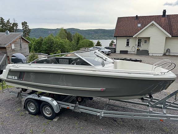 Strøken Ibiza 64BR Bowrider i Spesial Edition utgave. Kun 49 timer på motor. 3 of 5