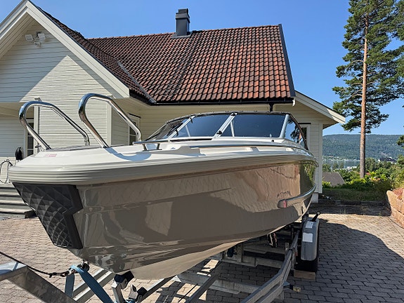 Strøken Ibiza 64BR Bowrider i Spesial Edition utgave. Kun 49 timer på motor. 2 of 5