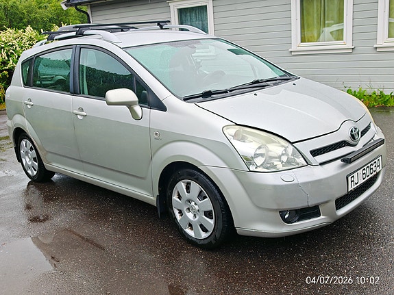 Toyota Corolla Verso 4 of 5