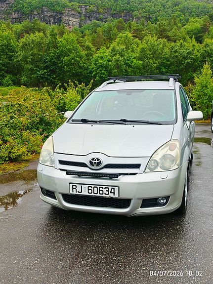 Toyota Corolla Verso 2 of 5