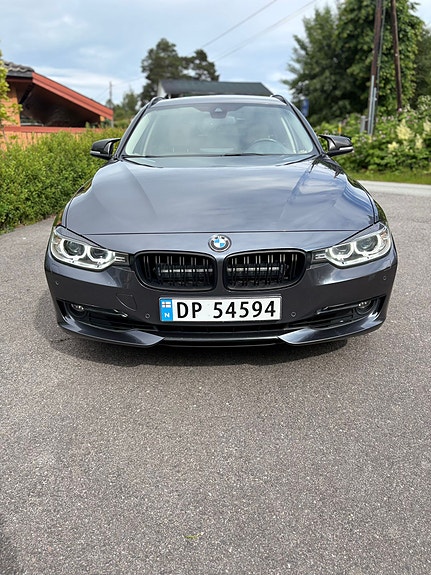BMW 320i 3 of 5