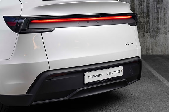 Tesla Model Y 5 of 5