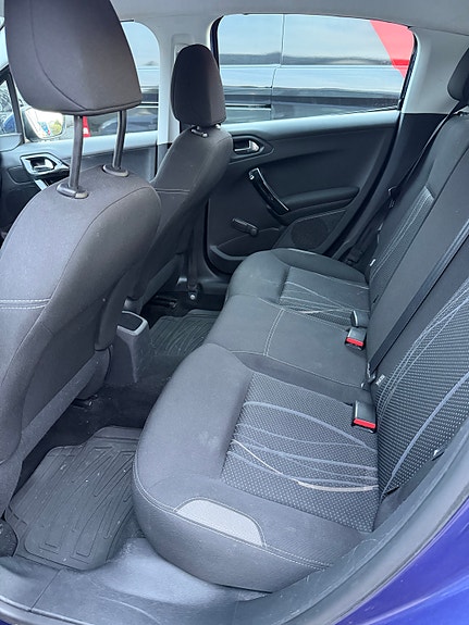 Peugeot 208 24 of 30