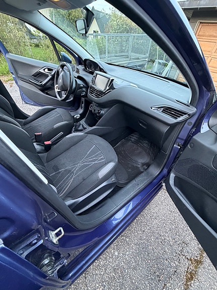 Peugeot 208 19 of 30