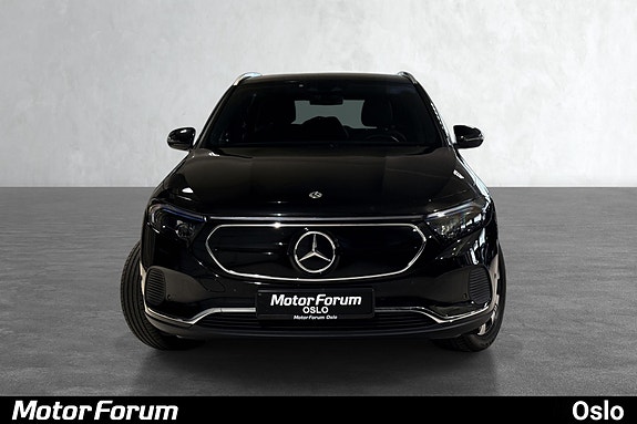 Imponerende front med kromgrill og tydelig Mercedes-stjerne.