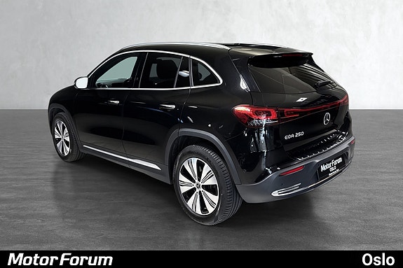 Sømløse LED-lys og krom accented bakende i premium SUV.