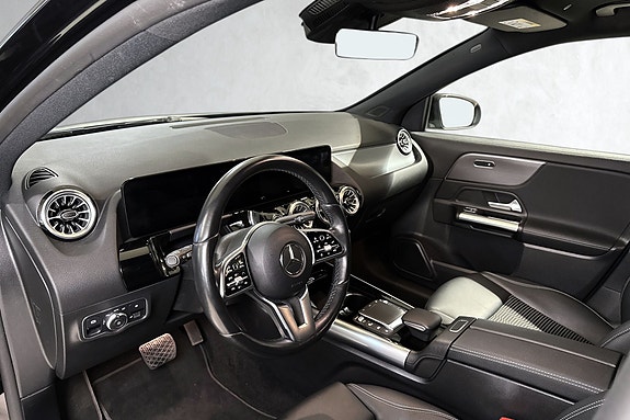 Moderne cockpit med digitalt display og komfortable delskinn seter